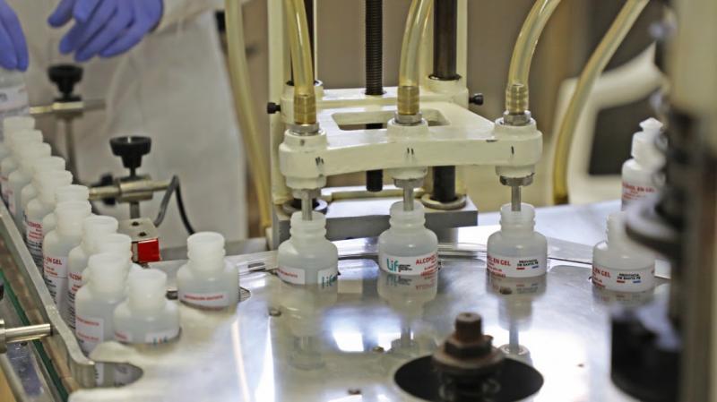 El Laboratorio Industrial Farmacéutico de la provincia produce alcohol en gel.