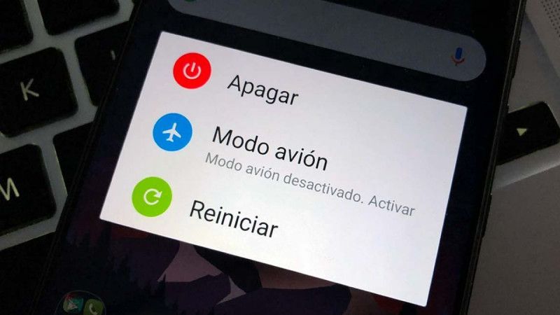 Por qué se recomienda cargar el celular en modo avión.