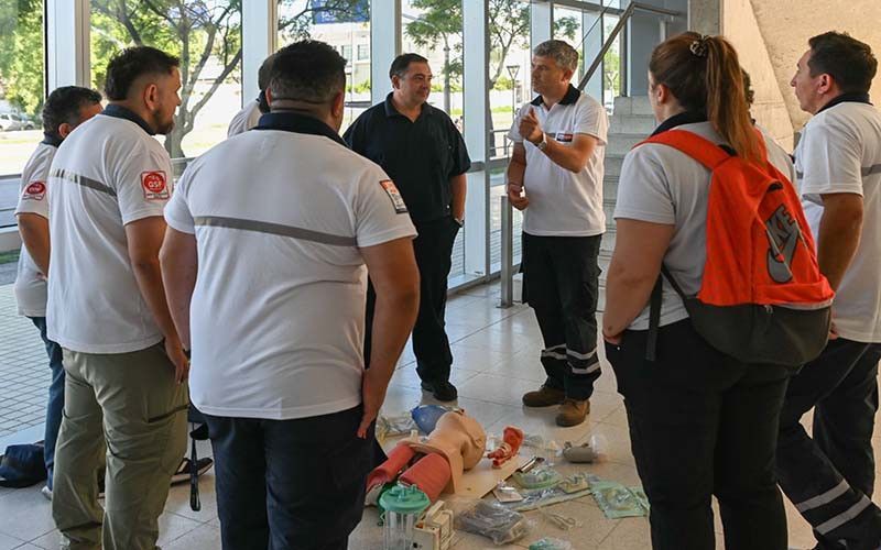 Avanza en la formación profesional de choferes de ambulancias.