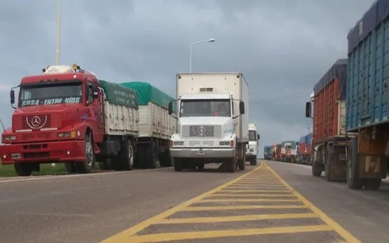 Largas columnas de camiones cubren las banquinas y calzadas en los accesos a los puertos, una imagen que se repite con fuerza ante la llegada de la cosecha récord.