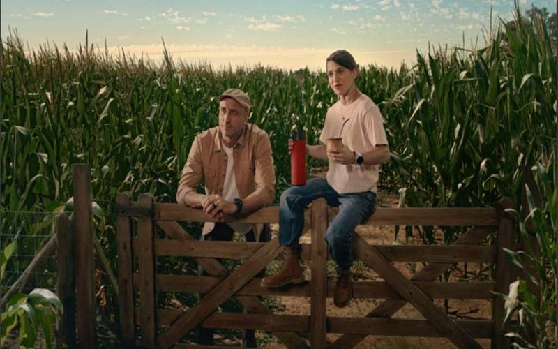 La Segunda Seguros lanza una audaz propuesta visual junto a Manu Ginóbili, Paula Pareto y alienígenas.