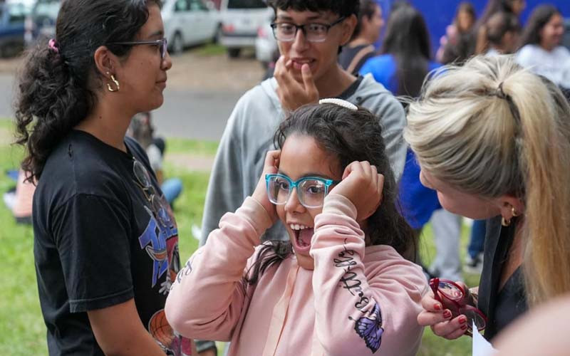 Santa Fe Acá y Ver para Ser Libres: más de 4.200 lentes entregados para mejorar la vida y el aprendizaje de chicos en toda la provincia.