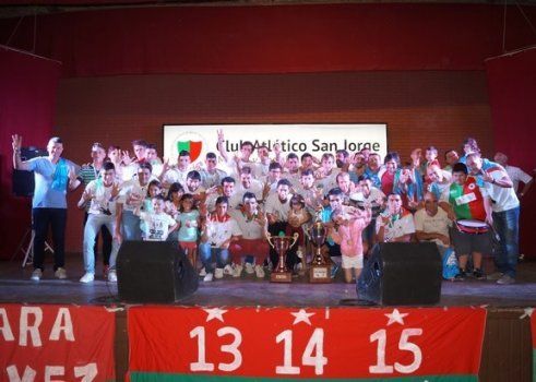 Los festejos del Tricampeón de la Liga San Martín.