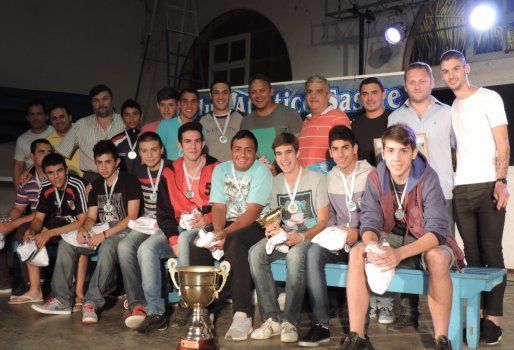 El plantel de Quinta Divisi&oacute;n, campe&oacute;n de la Copa de Oro.