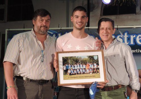 Hern&aacute;n Toledo recibi&oacute; una menci&oacute;n especial en la Fiesta del Deporte de Atl&eacute;tico Sastre.