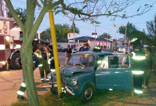 El Fiat 600 termin&oacute; incrustado con la columna de alumbrado p&uacute;blico.