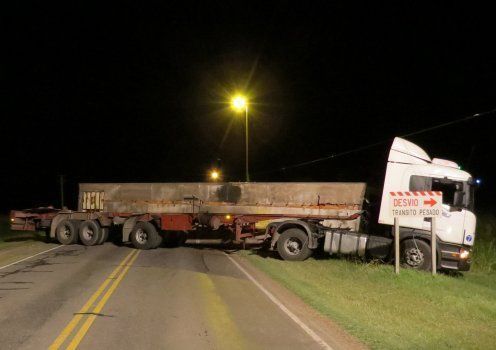 El semiremolque quedó cruzado sobre la ruta 13.