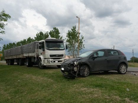 Un automóvil chocó contra un camión estacionado.