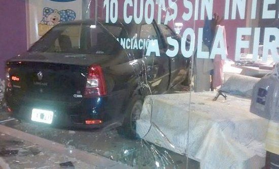 El automóvil terminó entre los sommiers.