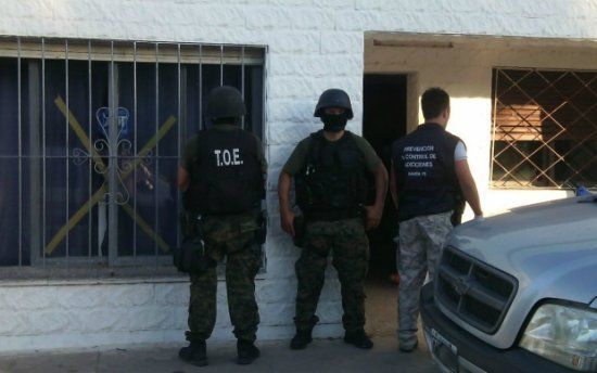 Agentes de la TOE y la DGPCA durante el operativo en un domicilio de Frontera.