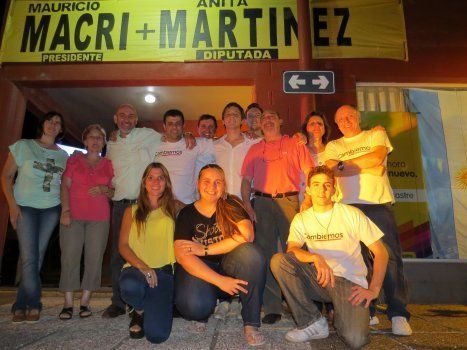 Parte del equipo del PRO Sastre en los festejos tras la elección de Mauricio Macri.