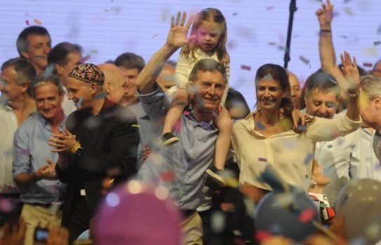 Macri festejando en el búnker de Cambiemos. (Télam)