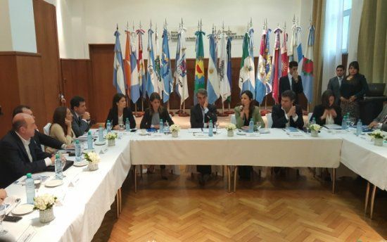 &Aacute;lvarez durante la reuni&oacute;n de ministros provinciales de Desarrollo Social.