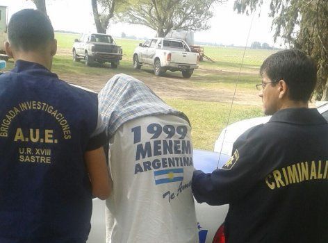 El detenido es trasladado a la sede policial.