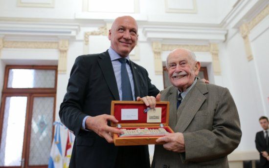 El gobernador Antonio Bonfatti encabez&oacute; el acto por el D&iacute;a del Jubilado Provincial en la capital provincial. 