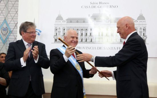Miguel Lifschitz recibi&oacute; los atributos en el Sal&oacute;n Blanco de la Casa de Gobierno.