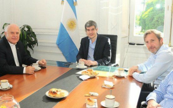 El gobernador Miguel Lifschitz junto al jefe de gabinete de la Naci&oacute;n, Marcos Pe&ntilde;a y el ministro del Interior, Rogelio Frigerio.