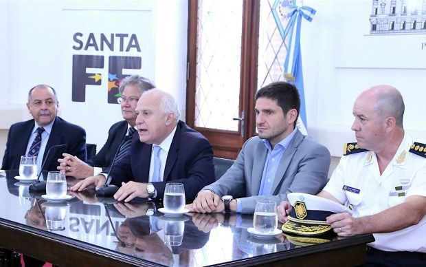   El secretario de Seguridad, Omar Pereyra; el vicegobernador Carlos Fascendini; el gobernador Miguel Lifschitz; el ministro de Seguridad, Maximiliano Pullaro; y el jefe de la Policía de la Provincia, Rafael Grau, durante la conferencia de prensa.