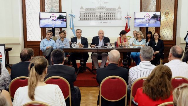 El gobernador Miguel Lifschitz presentando el programa.