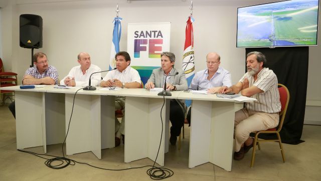 Funcionarios provinciales brindando el informe.