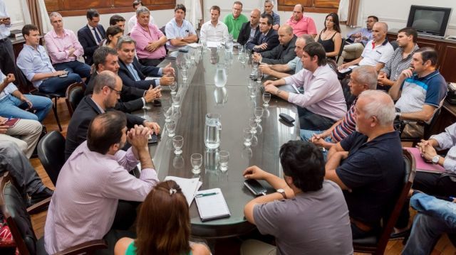 El ministro Farías recibió a representantes de municipios y comunas.