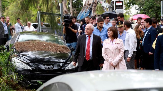 El gobernador y la ministra en el predio de avenida Francia al 5200 donde funciona el depósito judicial de vehículos.