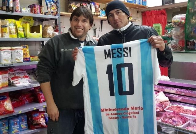 “Súper Mario” te regala la camiseta de Messi