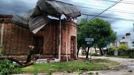 Una cola de tornado azotó a Carlos Pellegrini.