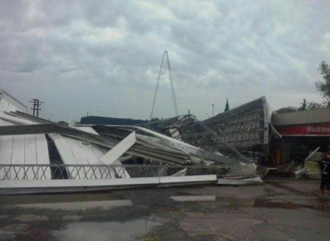 Los fuertes vientos provocaron la caída de la estructura de la ESSO de Casas.