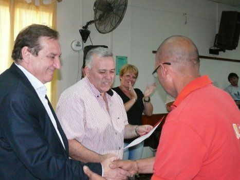 El ministro de Trabajo, Julio Genesini, junto al secretario general del Sindicato de la Carne de San Jorge, durante la entrega de certificados.