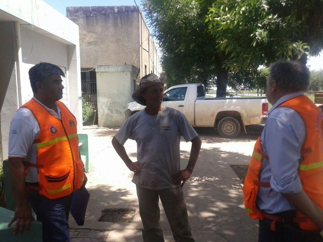 Protección Civil asistiendo a los vecinos.
