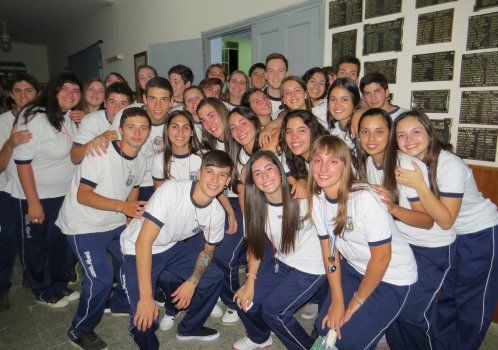 Los nuevos egresados del Colegio Alberdi.