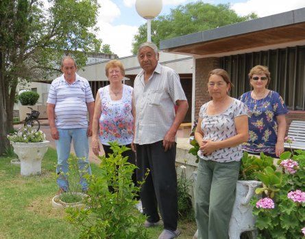Los encargados de renovar el jard&iacute;n del Hogar junto a integrantes de la cooperadora, Esther Bonino y Lilian Seveso..