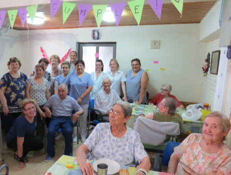 Los festejos durante el almuerzo en el Hogar.