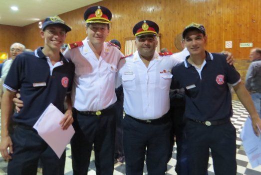 Vallejos y Almada junto a los flamantes bomberos.