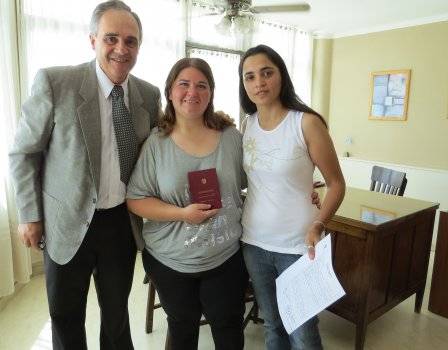 Mar&iacute;a Celeste y Patricia con su libreta de matrimonio.