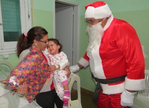 Pap&aacute; Noel visit&oacute; a Matilda en el Hospital y le entreg&oacute; su regalito de Navidad.