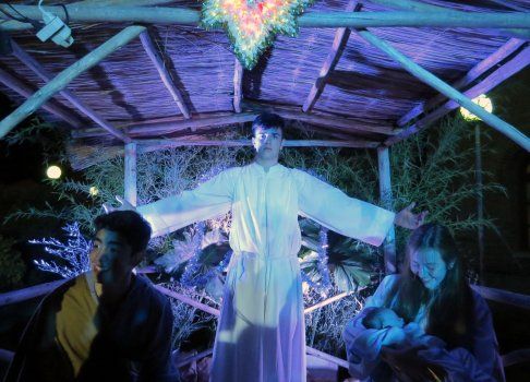 Emotiva realizaci&oacute;n del pesebre viviente.