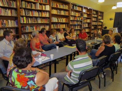 Durante la reunion en Biblioteca "Gral. San Mart&iacute;n".
