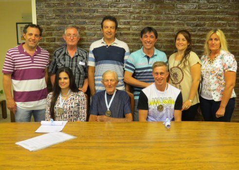 Los concejales y deportistas agasajados.