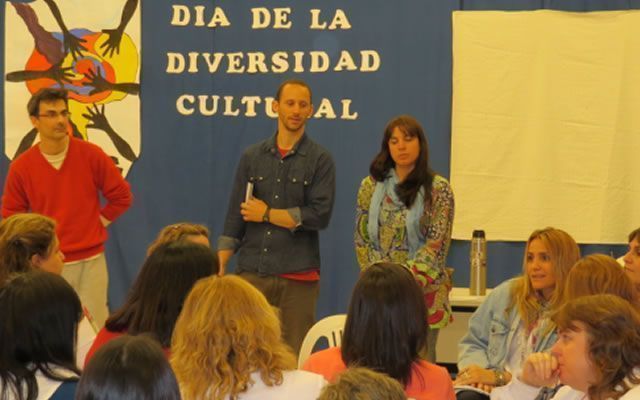 C&eacute;sar Oitana durante el Taller de Seguridad Vial realizado d&iacute;as pasados en la Escuela N&ordm; 803.